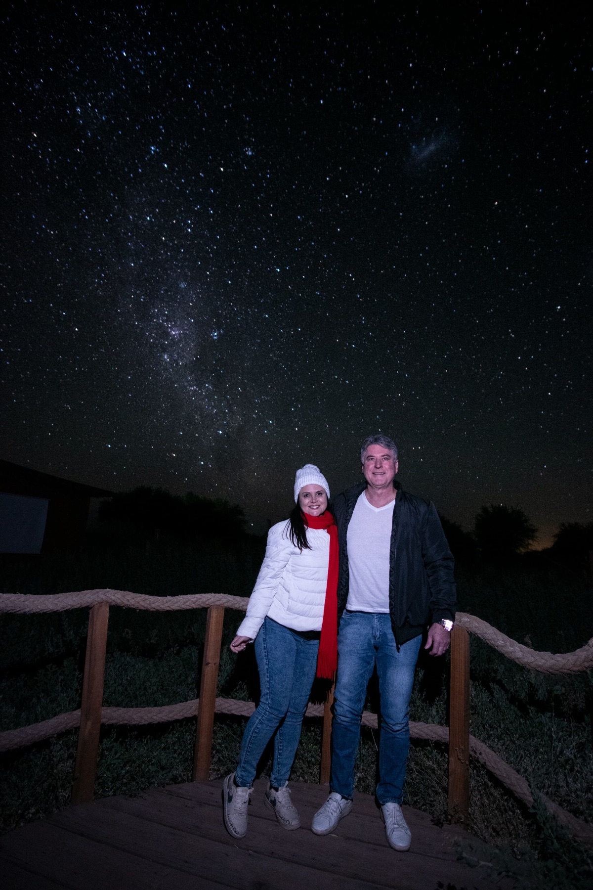 Viajantes observando o céu estrelado do Atacama